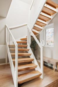 Photo de la galerie de l'établissement DINBNB Apartments l 2 Etasjers Toppleil l 2 Privat balkonger l Ny 2024, à Bergen