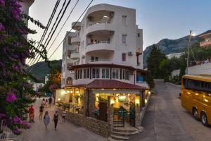 Un edificio con persone che camminano davanti di Hotel Galeb a Čanj