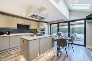 Kuchyň nebo kuchyňský kout v ubytování Large 4BR Home, 2 Baths, Castle Views