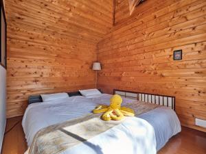 una camera con un letto con un'anatra di gomma sopra di Ryojukukan Villa Nasukogen a Nasu Altre 35 foto