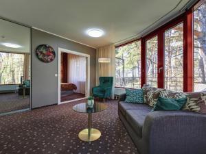 a living room with a couch and a table at Narva-Jõesuu Medical Spa in Narva-Jõesuu