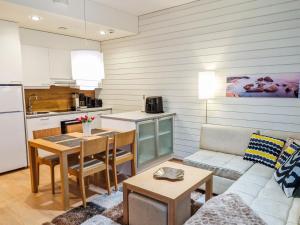 une cuisine et un salon avec un canapé et une table dans l'établissement Holiday Home Tahkovuori chalet b 506 by Interhome, à Tahkovuori