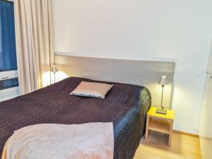 - une chambre avec un lit doté d'un oreiller rose dans l'établissement Holiday Home Tahkovuori chalet b 506 by Interhome, à Tahkovuori