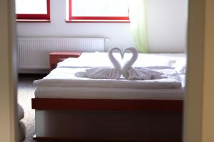 Giường trong phòng chung tại Hotel Galaxie