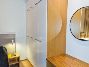 un miroir sur un mur à côté d'une chambre dans l'établissement Holiday Home Tahkovuori chalet b 506 by Interhome, à Tahkovuori