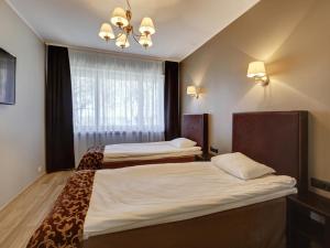 a hotel room with two beds and a window at Narva-Jõesuu Medical Spa in Narva-Jõesuu