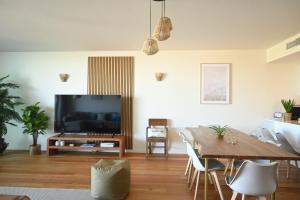 Μια τηλεόραση ή/και κέντρο ψυχαγωγίας στο BaySun Apartment & SPA - Bayline
