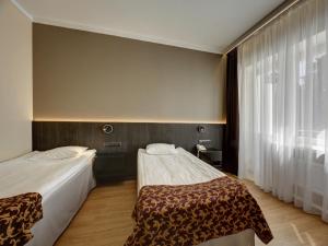 a hotel room with two beds and a window at Narva-Jõesuu Medical Spa in Narva-Jõesuu