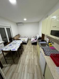 Apartment Perutović的厨房或小厨房