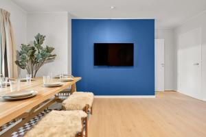 Μια τηλεόραση ή/και κέντρο ψυχαγωγίας στο Dinbnb Apartments l Free Parking l 5 Min From Torget l Nearby Coast I Newly Furnished +14 φωτογραφίες