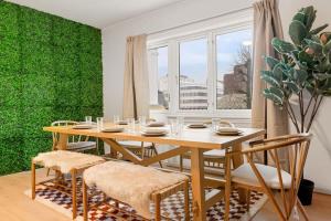 Ruang duduk di Dinbnb Apartments l Free Parking l 5 Min From Torget l Nearby Coast I Newly Furnished