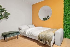 Katil atau katil-katil dalam bilik di Dinbnb Apartments l Free Parking l 5 Min From Torget l Nearby Coast I Newly Furnished