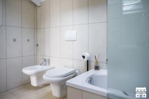 une salle de bains blanche avec toilettes et lavabo dans l'établissement M&P HOUSE by Design Studio, à Bellano 30 autres photos