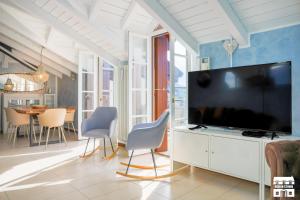 un salon avec une grande télévision à écran plat dans l'établissement M&P HOUSE by Design Studio, à Bellano