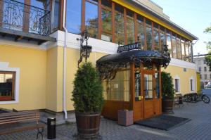 - un bâtiment jaune avec une porte en bois et un balcon dans l'établissement Hotel 365 Spb, à Saint-Pétersbourg