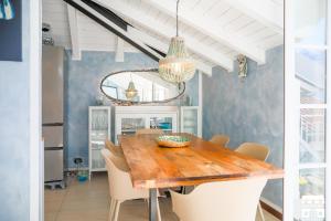 une salle à manger avec une table et des chaises en bois dans l'établissement M&P HOUSE by Design Studio, à Bellano
