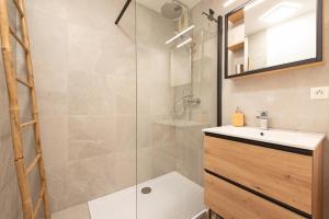 トゥールーズにあるChic T2 avec Balcon et Parking - Zénith, Hippodromeのシャワーと洗面台付きのバスルーム