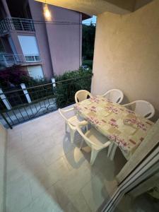 Apartment Perutović的阳台或露台