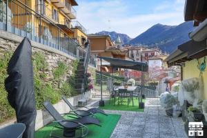 un balcon d'un immeuble avec une table et des chaises dans l'établissement M&P HOUSE by Design Studio, à Bellano