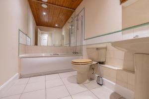 Ένα μπάνιο στο Apartment in excellent city centre location
