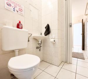 Vannituba majutusasutuses Home4Now BM01 Monteursunterkunft in Bergheim I 3 Schlafzimmer für 6 Personen I Küche I SmartTV I WiFi I Parkplatz