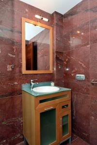 a bathroom with a sink and a mirror at Evita Arrieta in Haría