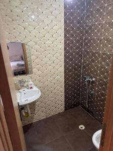 苏托莫雷Apartment Perutović的带水槽、马桶和镜子的浴室 更多37张照片