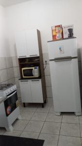 cocina con 2 neveras y microondas en my sweet place 4, en São Luís