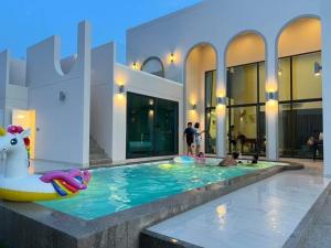 七岩Nacha Pool Villa Cha-am的水中美人鱼之家的游泳池