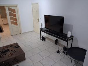 Una televisión o centro de entretenimiento en Bruxelles IN