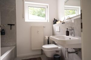 Bilik mandi di Ferienwohnung mit Garten-Terrasse-Grill-WiFi-Parkplatz-Baby-Kinder Bostalsee +78 gambar