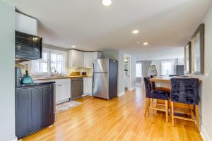 Gallery image of 3 Mi to Dtwn Mystic Getaway with Deck and Grill! in Mystic +23 photos