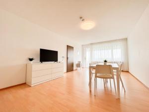 Televiisor ja/või meelelahutuskeskus majutusasutuses Home4Now BM01 Monteursunterkunft in Bergheim I 3 Schlafzimmer für 6 Personen I Küche I SmartTV I WiFi I Parkplatz