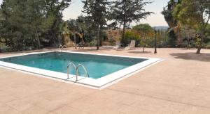 basen na środku patio w obiekcie Luxury Villa in Málaga - Private Pool w Maladze