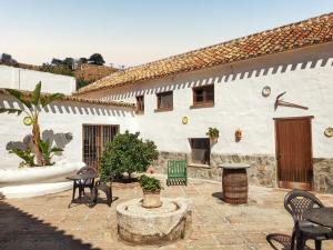patio ze stołami i krzesłami przed budynkiem w obiekcie Luxury Villa in Málaga - Private Pool w Maladze