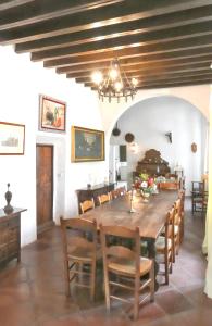 jadalnia z dużym drewnianym stołem i krzesłami w obiekcie Luxury Villa in Málaga - Private Pool w Maladze
