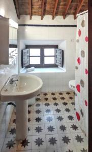 łazienka z umywalką i toaletą w obiekcie Luxury Villa in Málaga - Private Pool w Maladze