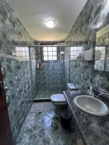 米格尔-佩雷拉Hostel Ares do Mundo的带水槽和马桶的浴室