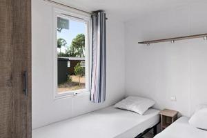 Photo de la galerie de l'établissement Mobile Home Camping Marvilla Parks Le Petit Mousse M028, à Vias 8 autres photos