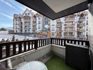 balcón con vistas a un gran edificio en Snowflake in Royal Park, Shuttle, SPA, en Bansko