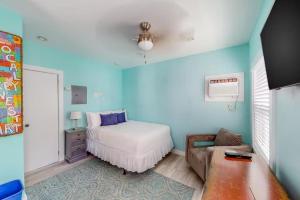 Katil atau katil-katil dalam bilik di Scott's Cottage - Truman @ Duval Unit F