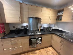 Il comprend une cuisine équipée d'une cuisinière. four supérieur à côté d'un évier dans l'établissement Charming ground floor flat with parking - Maidenhead, à Maidenhead 12 autres photos