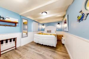 una camera con letto bianco e pareti blu di Welcome Matt's - Truman @ Duval Unit B a Key West