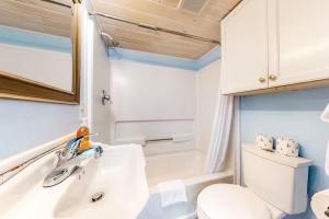 un bagno con un water e un lavandino di Welcome Matt's - Truman @ Duval Unit B a Key West