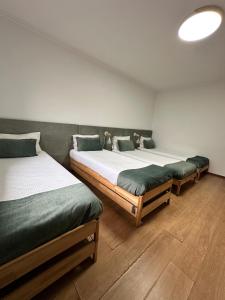 Cama ou camas em um quarto em Old Village Hostel