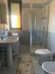 ein Badezimmer mit Waschbecken, Toilette und Dusche in der Unterkunft La Dimora di Paola in Lecce + 58 Fotos
