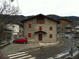 Un coche rojo aparcado delante de un edificio en Il Castelletto, en Castello