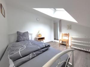 VoutezacAu fil de la Bontat Vézère的卧室里有一张床和一把椅子