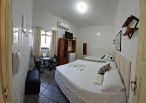 圣路易斯Hotel Pilão的一间带床和桌子的小卧室