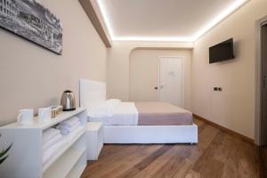 a white room with a bed and a tv at Le stanze sui musei vaticani in Rome